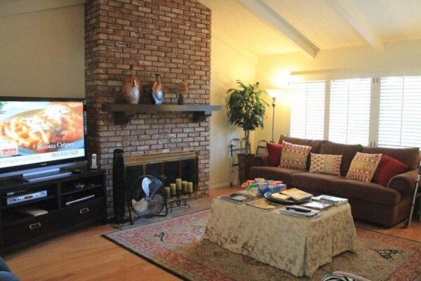 the-hills-of-shay-del-3-living-room-2.jpg