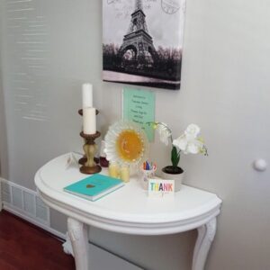 tuscany-senior-living-3-entry-table.jpg
