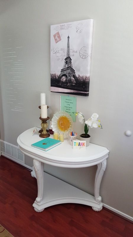 tuscany-senior-living-3-entry-table.jpg