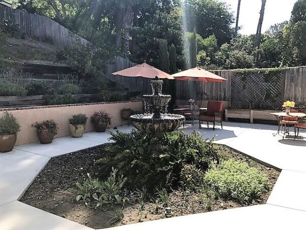 valley-residential-elderly-care-i-patio-2.jpg
