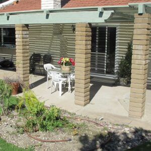 via-la-coruna-manor-6-patio.jpg