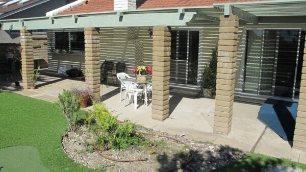 via-la-coruna-manor-6-patio.jpg