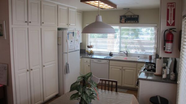 via-la-coruna-manor-kitchen.jpg